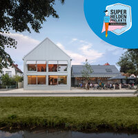 Die gut besuchte „Spezerei“ ist ein moderner, zweigeschossiger Giebelbau mit angrenzenden Gebäuden und attraktivem Biergarten am Leitenbach geworden.
