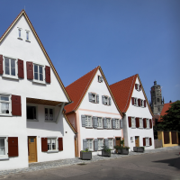 Drei kleinteilige Wohngebäude wurden im Rahmen eines Kommunalen Förderprogramms saniert. © Stadt Nördlingen