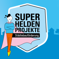 Das Logo zeigt im Vordergrund einen Superhelden und ein Schild mit der Aufschrift „Superhelden-Projekte Städtebauförderung“, im Hintergrund ist ein kleiner Ausschnitt einer stilisierten Ortschaft zu sehen.