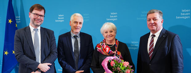 Gruppenfoto mit dem neuen Ministerialdirektor Thomas Gloßner, Amtschef Dr. Thomas Gruber, der scheidenden Ministerialdirektorin Ingrid Simet und Staatsminister Christian Bernreiter