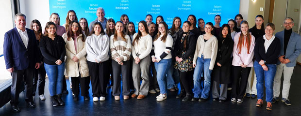 Gruppenfoto mit Schülerinnen und Lehrern der Maria-Ward-Realschule Deggendorf und Staatsminister Christian Bernreiter