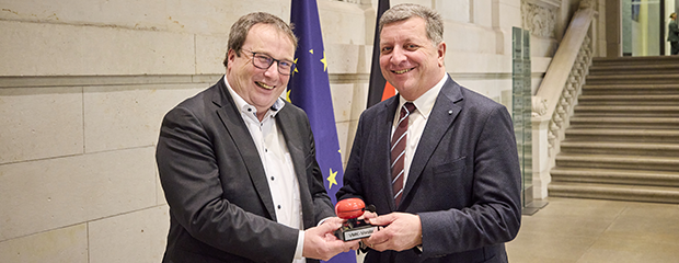 Zwei Personen nebeneinander Zwei Personen nebeneinander