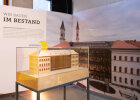 Blick auf ein Ausstellungsprojekt mit Texttafel und Architekturmodell