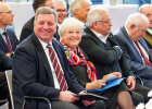 Staatsminister Christian Bernreiter und MD Ingrid Simet sitzen im Publikum und lachen in die Kamera