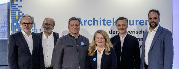 Gruppenfoto mit Staatsminister Christian Bernreiter und Prof. Lydia Haack,Präsidentin der Bayerischen Architektenkammer sowie den vier Referenten der Kurzvorträge